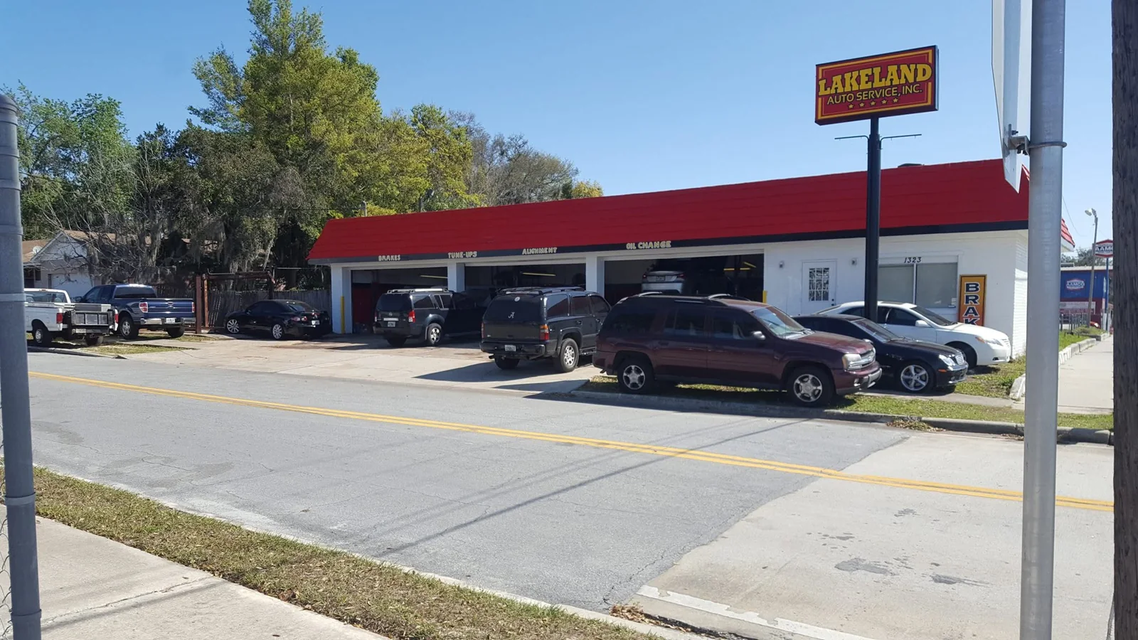 The red-roof Lakeland Auto Service building on W. Memorial Blvd